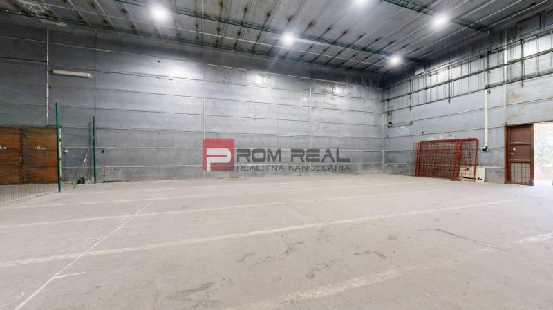 Blechhalle mit Beleuchtung, geeignet für Lager und Hallen.
