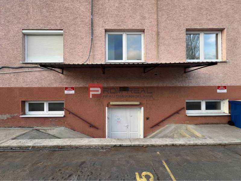 Zugang zu Lagern und Hallen in der Púchovská-Straße in Bratislava III mit Parkplätzen.