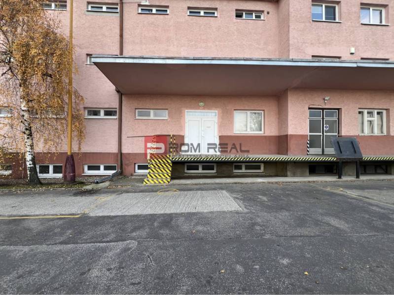 Gebäude mit Laderampe in der Púchovská-Straße, Bratislava III, Lager und Hallen.
