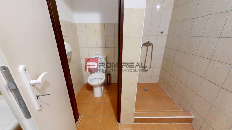 Toilette und Dusche in den Räumlichkeiten Lager und Hallen mit Fliesen.