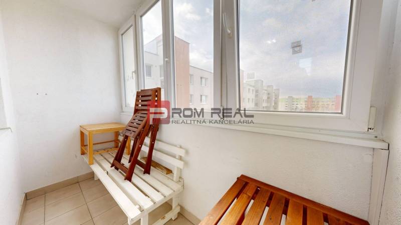 Blick vom Balkon einer 4-Zimmer-Wohnung mit Klappstühlen und Tisch.