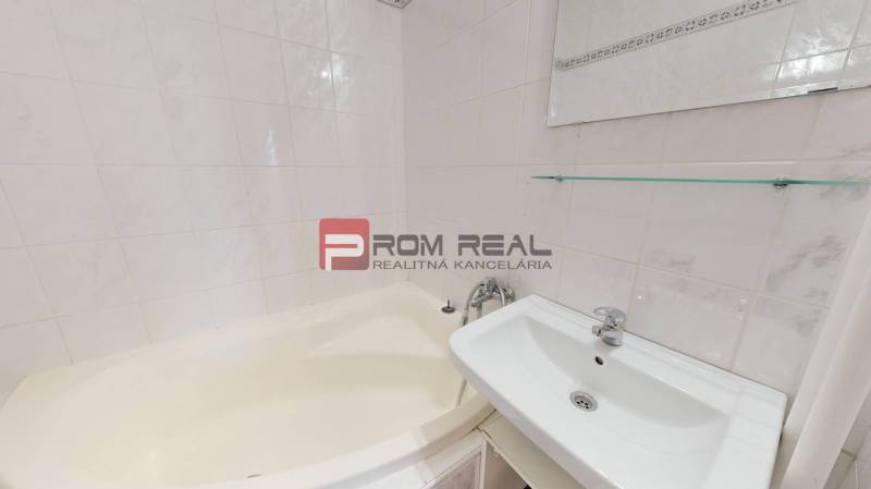 Badezimmer mit einer Eckbadewanne und einem Waschbecken in einer 4-Zimmer-Wohnung.