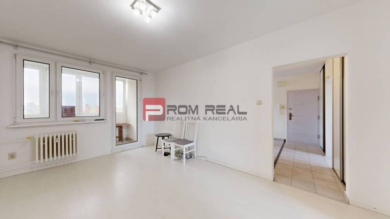 Helles Wohnzimmer in einer 4-Zimmer-Wohnung mit großen Fenstern und Zugang zum Balkon.