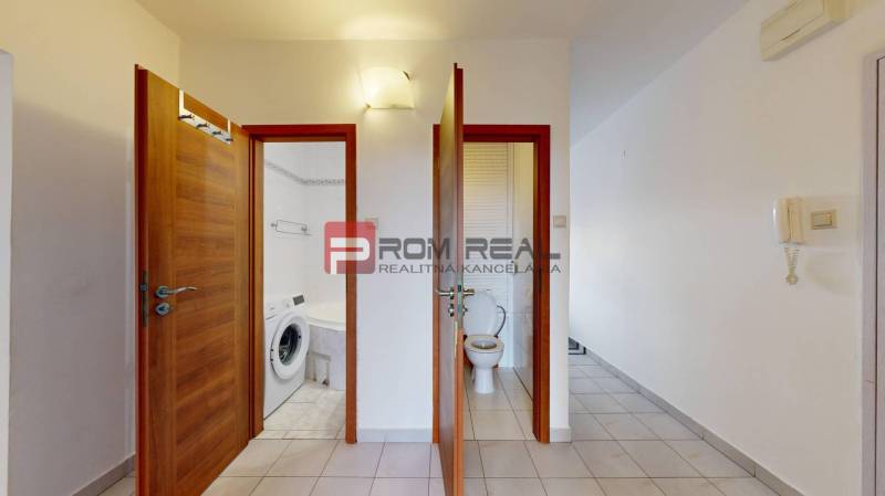 Flur mit Türen zum Badezimmer und WC in einer 4-Zimmer-Wohnung.