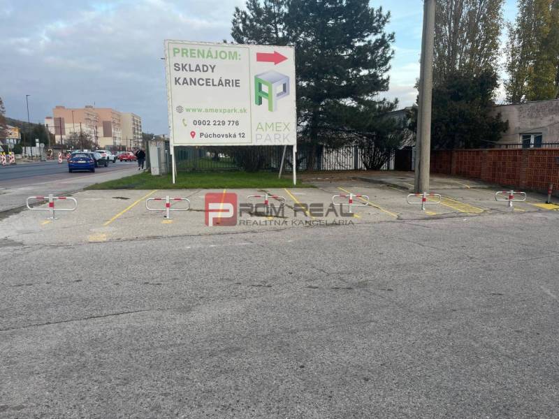 Parkplatz mit Werbung für die Vermietung von Büros in der Púchovská-Straße in Bratislava III.