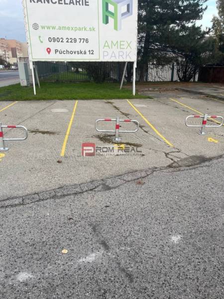 Parkplätze mit Blockierern auf der Púchovská-Straße, Bratislava III vor den Garagen.