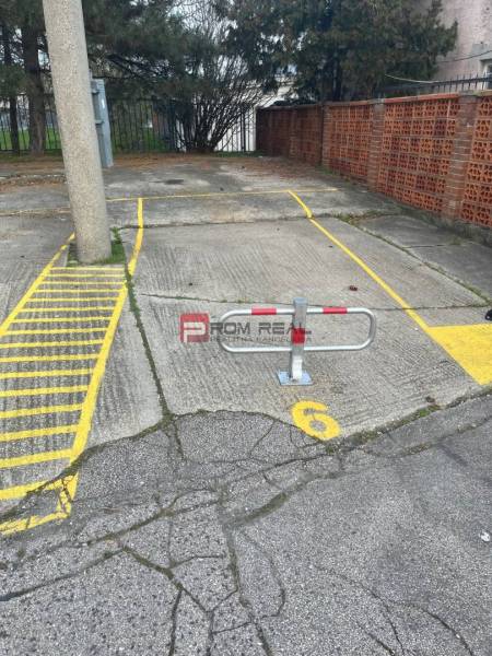 Parkplatz mit Metallpfosten, Garagen, Púchovská, Bratislava III.