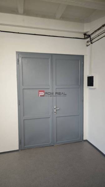 Graue zweiflügelige Türen im Inneren von Lagern und Hallen.