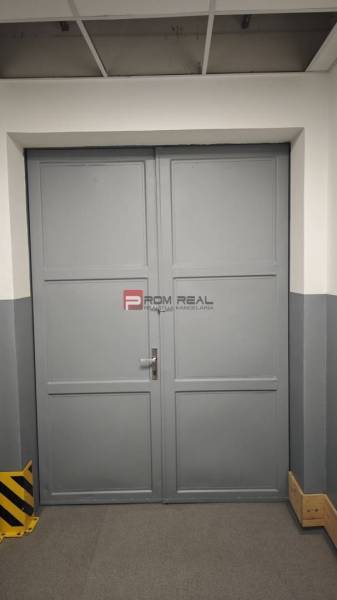 Graues Metall-Doppeltor in Lagerhäusern und Hallen.