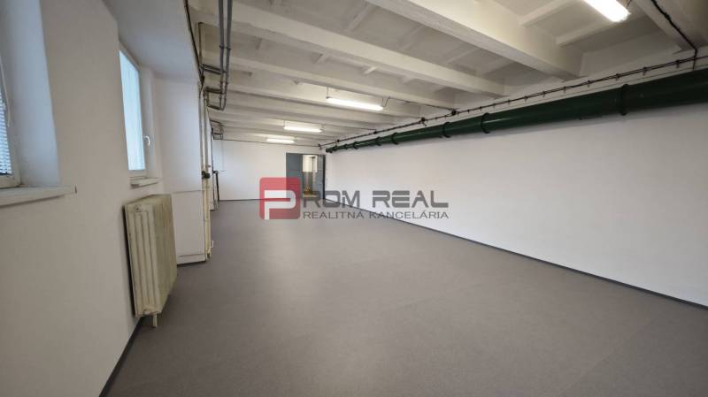 Geräumiges Interieur, weiße Wände, hohe Decke, LED-Beleuchtung, Lager und Hallen.