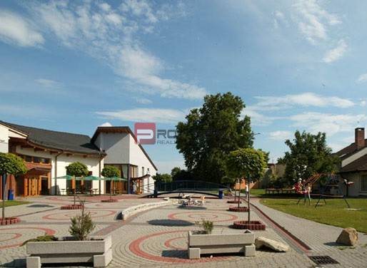 Hof in Rovinka in der Straße Centrum, mit angrenzenden Gebäuden und einem Kinderspielplatz.