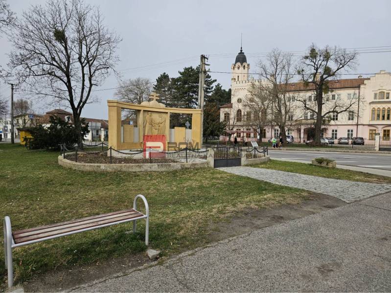 Statue mit Denkmal, Bank und historisches Gebäude in Ivanka pri Dunaji in der Straße Ivanka pri Dunaji.