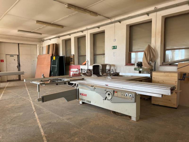 Innenräume von Produktionsstätten mit Holzbearbeitungsmaschinen und Holzmaterialien in der Neuen Straße in Pezinok.