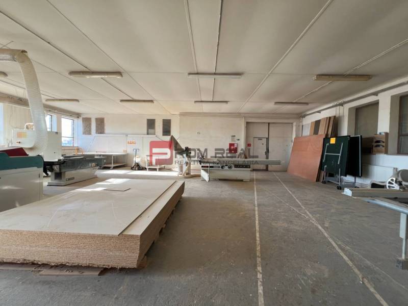 Produktionsräume mit Holzbearbeitungsausrüstung, geeignet für handwerkliche Tätigkeiten.