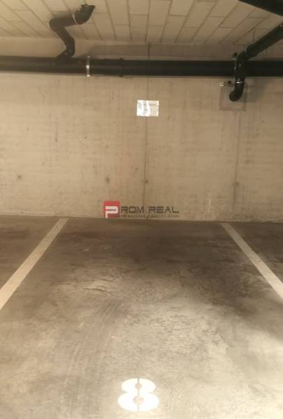 Parkplatz in der Garage mit Rohren an der Wand.