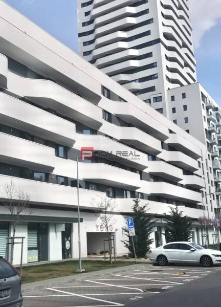Das Gebäude mit Balkonen in der Údernícka-Straße in Bratislava V, Garagen im Vordergrund.