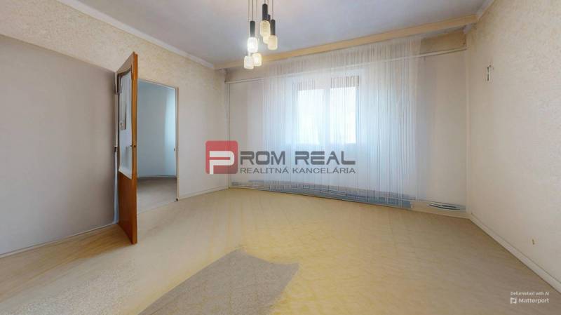 Ein Zimmer eines Einfamilienhauses mit offenen Holztüren, Vorhängen und Kronleuchtern.
