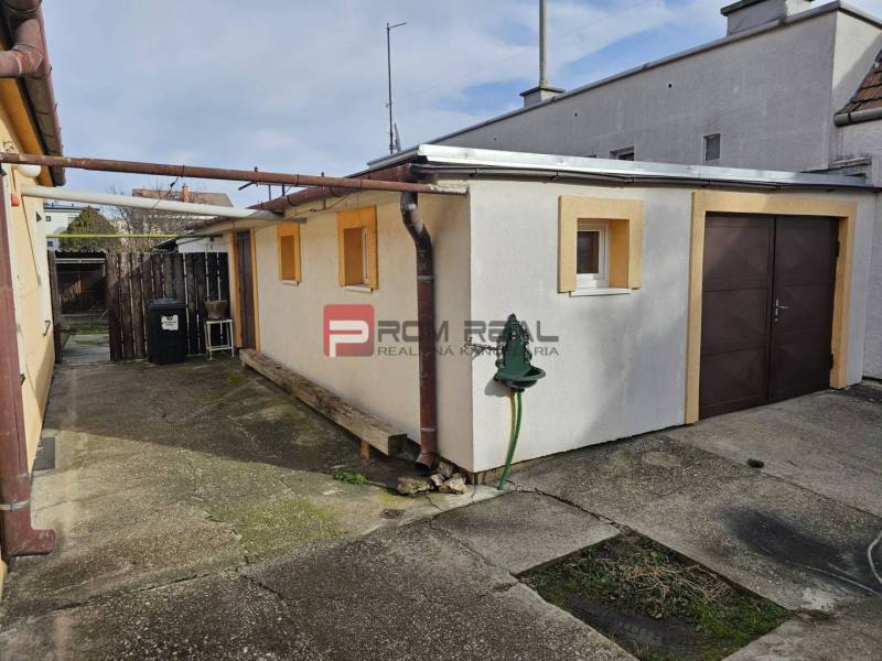 Garage bei einem Einfamilienhaus in der Slnečná-Straße in Pezinok mit Zugangspfad.