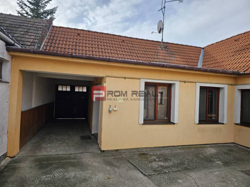 Einfamilienhaus in der Sonnenstraße in Pezinok mit Garage und Satellitenschüssel.