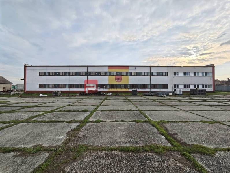 Produktionsräume Vinosady in der Pezinska-Straße mit einem weitläufigen Parkplatz.