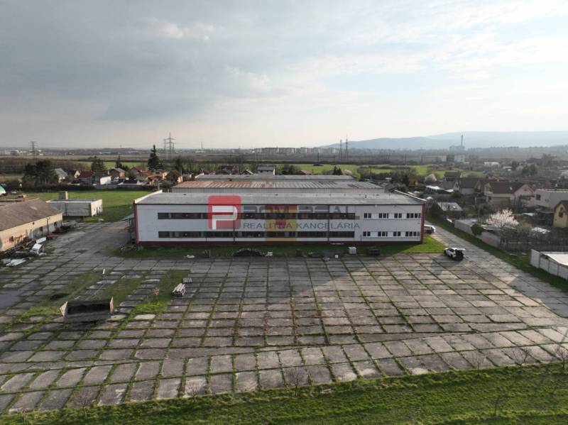 Produktionsräume in der Pezinska-Straße in Vinosady, umgeben von Grünflächen und Straßen.