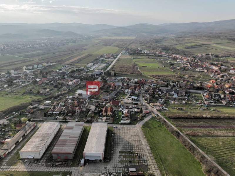 Ein Blick auf die Produktionsräume in Vinosady an der Pezinska-Straße, umgeben von Weinbergen.
