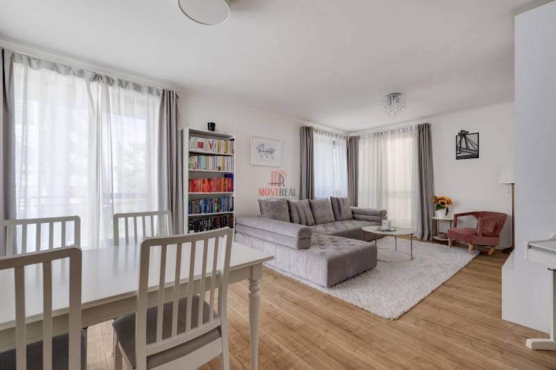Wohnzimmer mit Sofa, Esstisch und Bücherregal in einer 3-Zimmer-Wohnung.