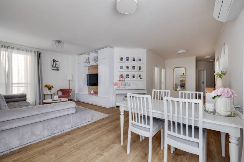 Helles Wohnzimmer mit Esstisch und Sofa in einer 3-Zimmer-Wohnung.