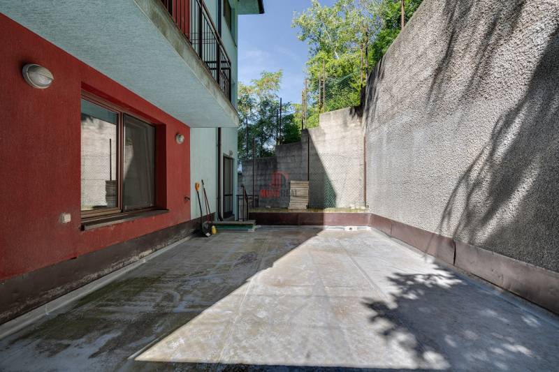 Im Hof einer 3-Zimmer-Wohnung im Slávič údolí in Bratislava - Altstadt.
