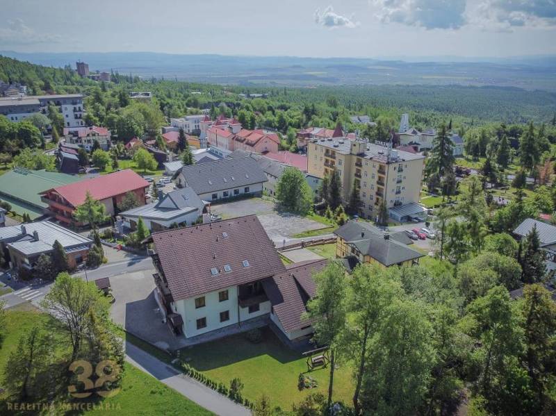 Luftaufnahme von Ferienwohnungen in der Hohen Tatra, umgeben von Natur und Grün.