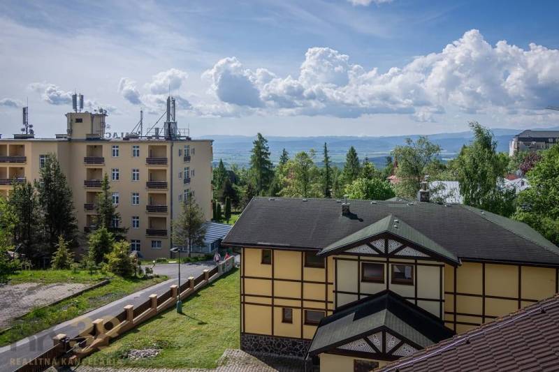 Gebäude in der schönen Umgebung der Hohen Tatra, Ferienapartment umgeben von Grün und Bergen.