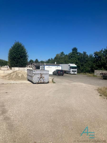 Grundstücke - Gewerbeflächen in der Popradská Straße in Bratislava - Podunajské Biskupice. Fläche mit Container.