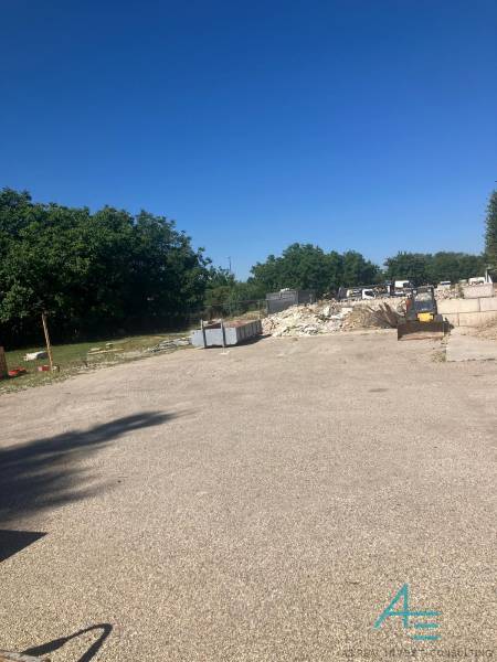 Baustelle mit Containern und Bauschutt auf Gewerbegrundstücken in der Popradská in Bratislava - Podunajské Biskupice.