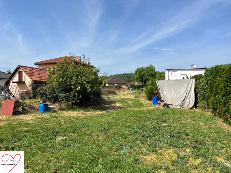 Garten in Dolný Bar mit verschiedenen Häusern und Vegetation, geeignet für Grundstücke - Wohnen.