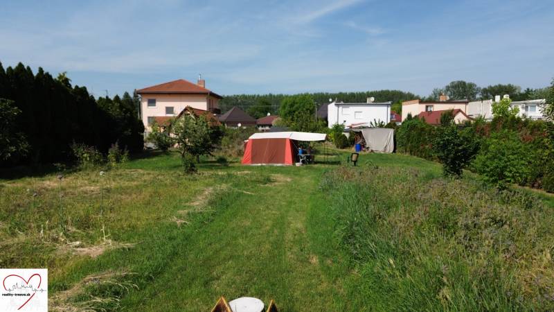 Garten mit Rasen in Dolný Bar, mit Blick auf Häuser und Zelt. Grundstücke - Wohnen.