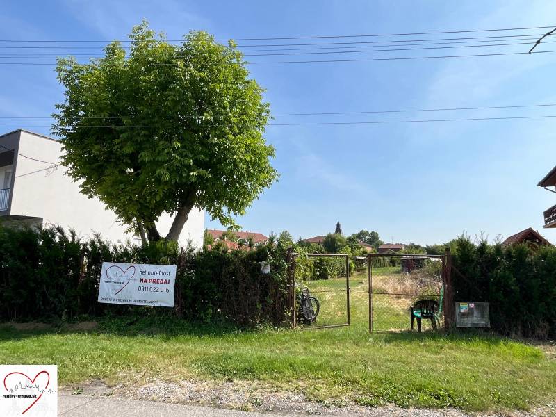 Grundstücke - Wohnen in der Gemeinde Dolný Bar, eingezäuntes Grundstück mit Baum und Tor.