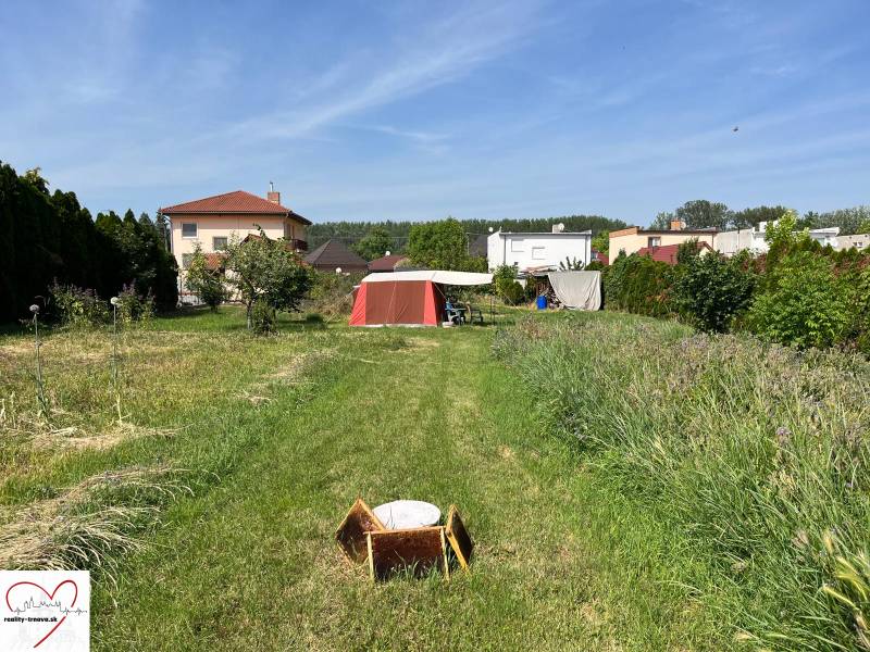 Grundstücke - Wohnen in Dolný Bar mit Rasenfläche, Garten und Holzhütte.