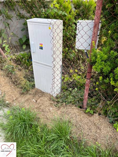 Elektrischer Schrank neben dem Zaun in Dolný Bar, ideal für Grundstücke - Wohnen.