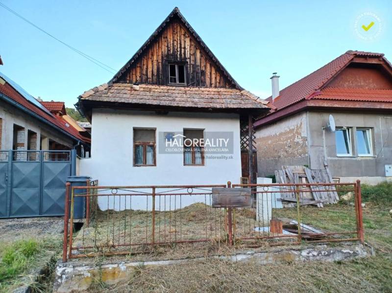 Ein Einfamilienhaus in Ladzany mit traditioneller Architektur, weißer Fassade und schrägem Dach.