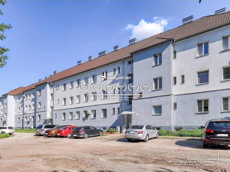 Das Wohnhaus in der Staničná-Straße in Trnava bietet Parkmöglichkeiten für eine 2-Zimmer-Wohnung.