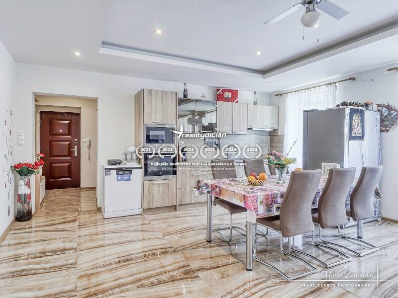 Küche in einer 2-Zimmer-Wohnung mit Esstisch und Eingangstür.