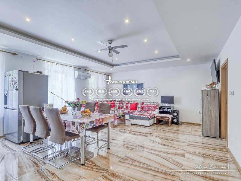 Geräumiger Wohnbereich mit Esstisch und Sofa in einer 2-Zimmer-Wohnung.