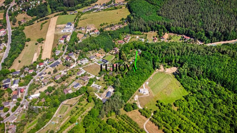 Luftaufnahme von Erholungsgrundstücken, umgeben von Wäldern und Häusern in Púchov, Vieska-Bezdedov.