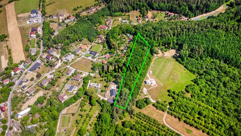 Luftaufnahme der Erholungsgrundstücke in Púchov in der Straße Vieska-Bezdedov, umgeben von Grünflächen.