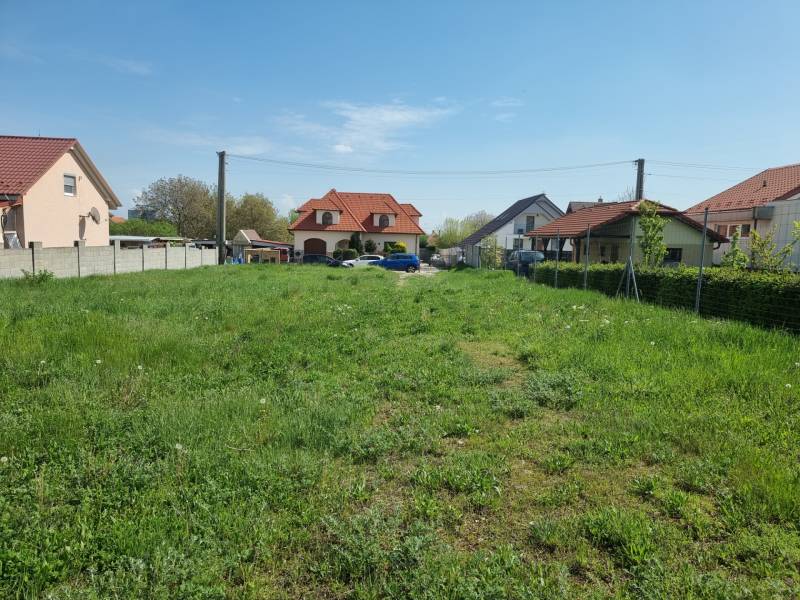 Ein Garten in Cabaj-Čápor, umgeben von Häusern, geeignet für Grundstücke - Wohnen.