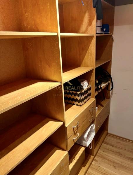 Stauraum mit Holzregalen und Schubladen in einer 2-Zimmer-Wohnung.