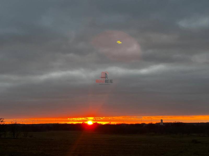 Sonnenuntergang in Bratislava - Devínska Nová Ves mit Windturbinen am Horizont.