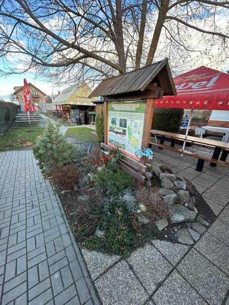Informationstafel und Tische im Gastronomiebereich am Devínske Jazero in Bratislava.