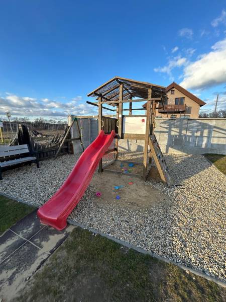 Holzrutsche auf dem Kinderspielplatz in Devínska Nová Ves, Devínske Jazero.