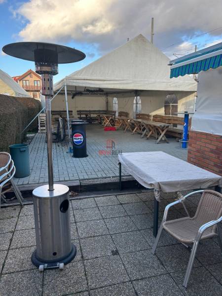 Außenbereich der Gastronomieräume in Devínska Nová Ves in der Straße Devínske jazero mit Terrasse.